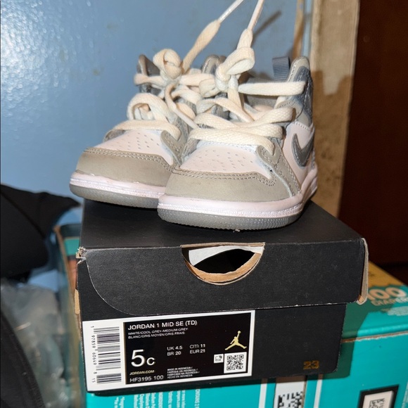 Jordan Kids' Gray and White Mid SE Sneakers